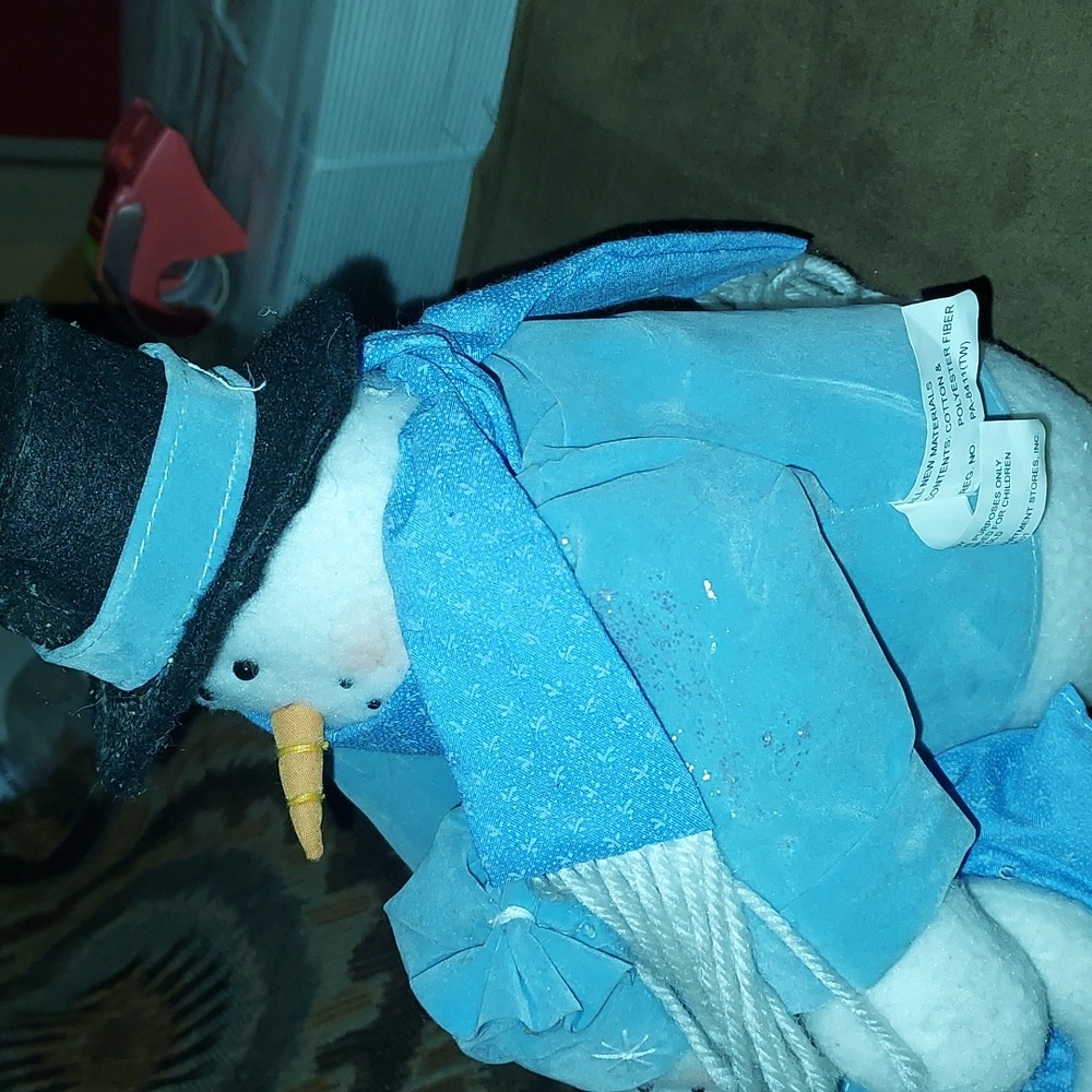 Adorable Plysh Snowman Family Figurine. 10" - Picture 5 of 8